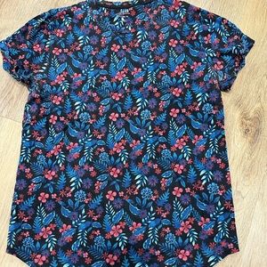 Men’s Hollister medium floral scoop hem T